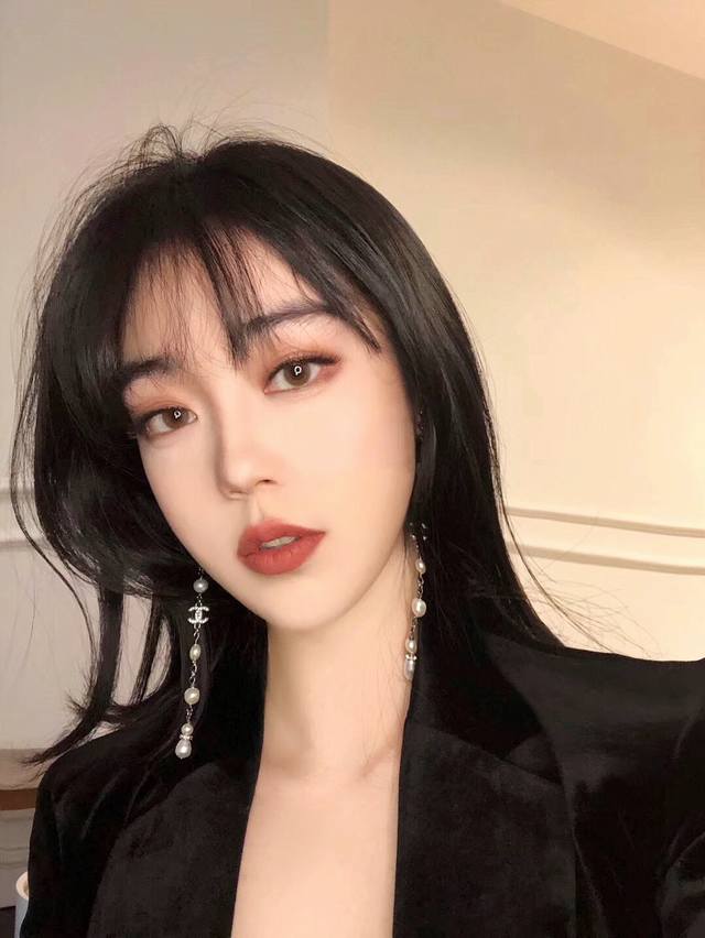 我们出品 Zp P11440，认准真正购入Zp开发的，现货！量大咨询客服 Ch Nel 树叶珍珠长款耳钉，非常仙女的一款，其实五金钻什么的对于我们来说，完全就是