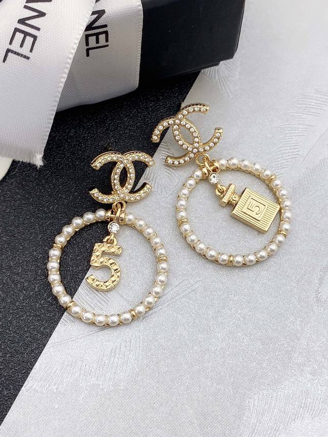 chanel 小香5字母香水瓶双C耳钉，高端品质，专柜同材质，真正黄铜，离子电镀，925银针，独家实拍图做工精致细腻，重工版本，超级仙女唯美的一款，做工超级细心