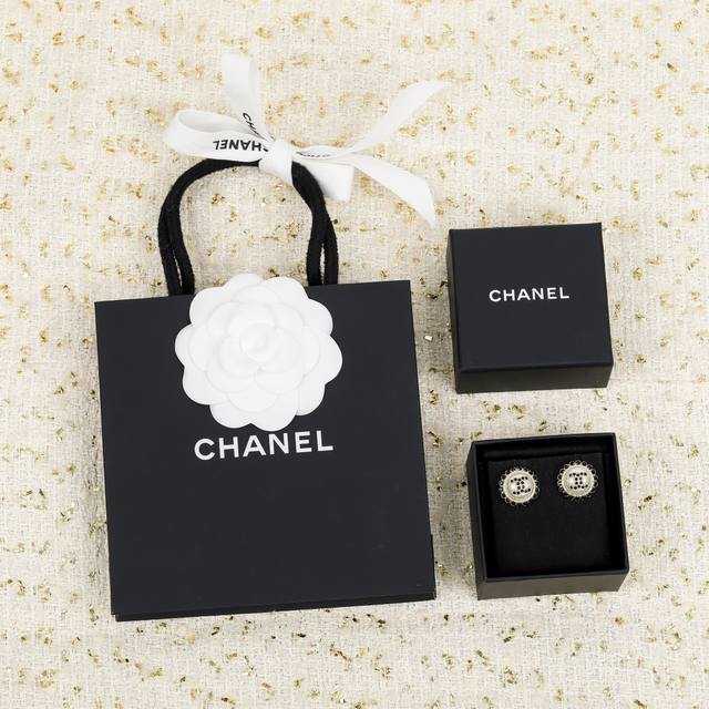 我们出品 量大咨询客服 Chan L经典双C珍珠耳钉 这款双C珍珠全部都是定制的，这个耳钉佩戴起来真心超美的，简简单单的一个双C超级百搭真心可以说没翻了，五金细