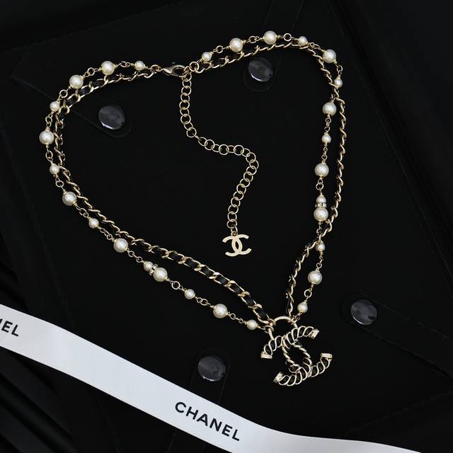 chanel 皮穿黑金双层珍珠项链 简单中带着些复古神秘，仿佛都市时髦女郎 细腻的小羊皮 搭配扭转的链条高级又时尚