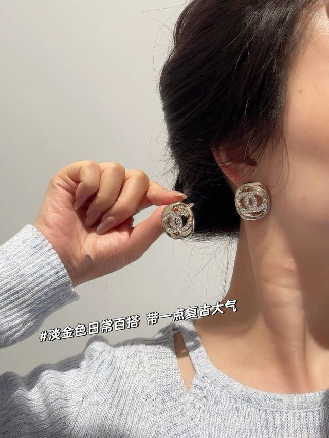 我们出品 Z批 6760！量大咨询客Fu 香 镂空方块耳钉 25S最新系列！全网首发！老规矩先到先得超温柔气质高级感满满！每期必入的Cc经典的Logo元素！镂空