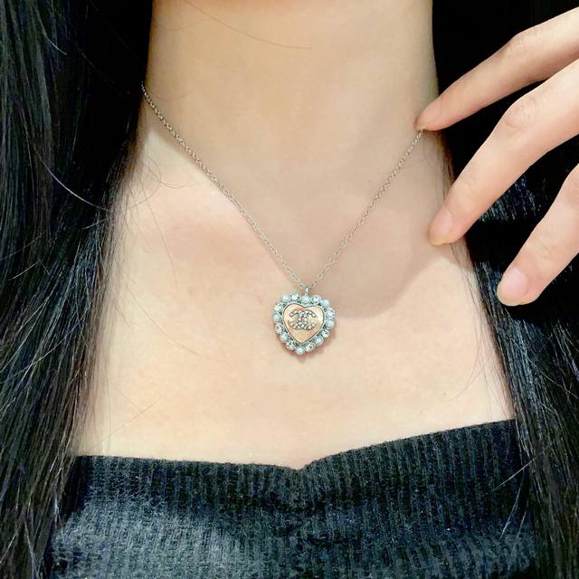 chanel香奈儿 中古 双C项链小香家的款式真心无需多介绍每一款都超好看，精致大方，非常显气质。