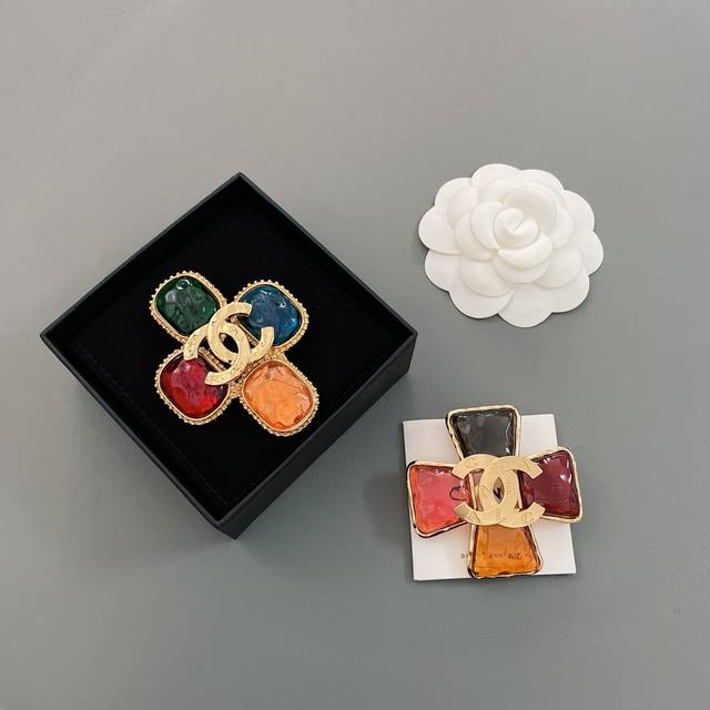 高品质 细节如图 两款同价 香琉璃胸针 中古款！只有方形圆形售太有年代感Feel了，特别经典百搭！四块琉璃颜色都是不一样的，上边有凹凸起伏的设计，五金也是有不规