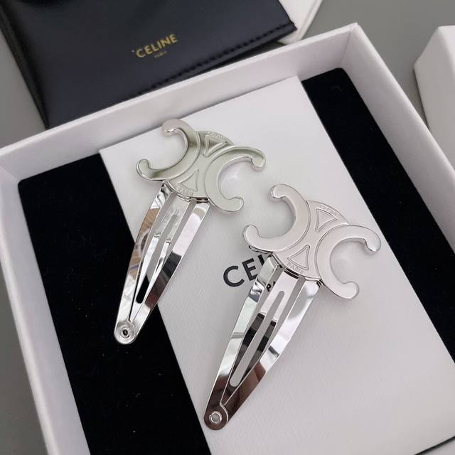 高品质 细节如图 一对售 色凯旋门发夹 Z 2950，23年最新款银色！超级适合夏天搭配，超级清爽的银色一致Z一对出售，任你自由灵魂搭配，想夹哪里就夹哪里！法式