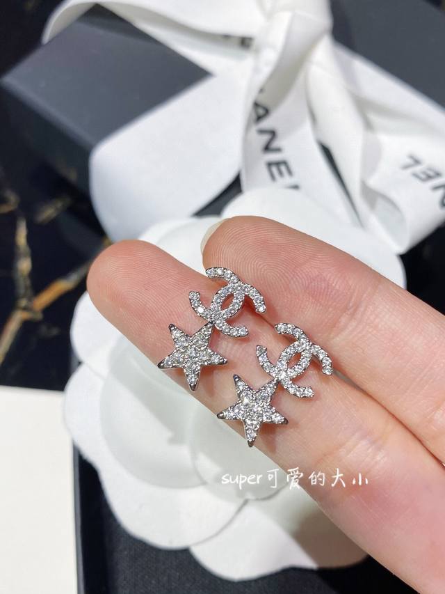 编号Xed0033 优雅个性美丽 超火爆 欲罢不能星星 ！！只能说先下手先得亮瞎你的眼 时尚款怎么戴怎么美整圈散发着炫目的光彩，全网爆款 爆款与专柜同步送人自用