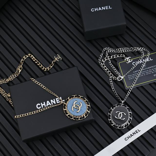chanel 25P皮穿椭圆项链，可长戴可短戴 香奈儿经典的皮穿链设计，融合了牛仔皮材质与金属链条，展现出复古与时尚的结合。 搭配金属链条和双C标志，材质耐用且