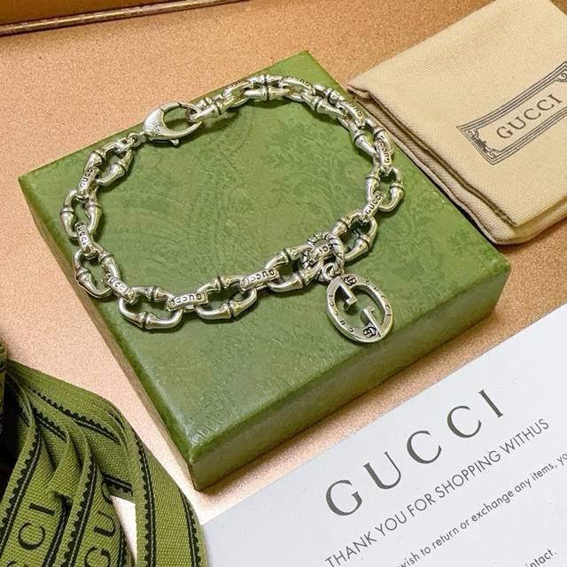 最新出炉 Gucci古驰手链最新款的经典款 精致无论款式 质感 都是绝对的顶尖Feel 只要看一眼就懂了 原版Logo 超 Nice 搭配衣服最佳的选择，男女同