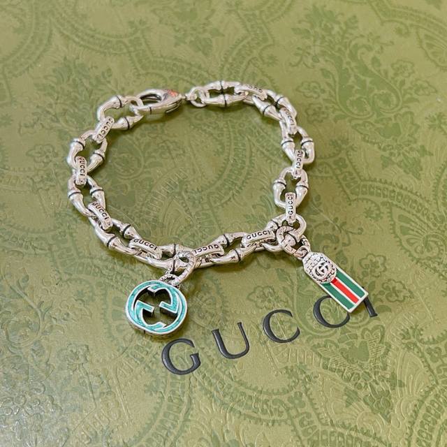 最新出炉 Gucci古驰手链最新款的经典款 精致无论款式 质感 都是绝对的顶尖Feel 只要看一眼就懂了 原版Logo 超 Nice 搭配衣服最佳的选择，男女同