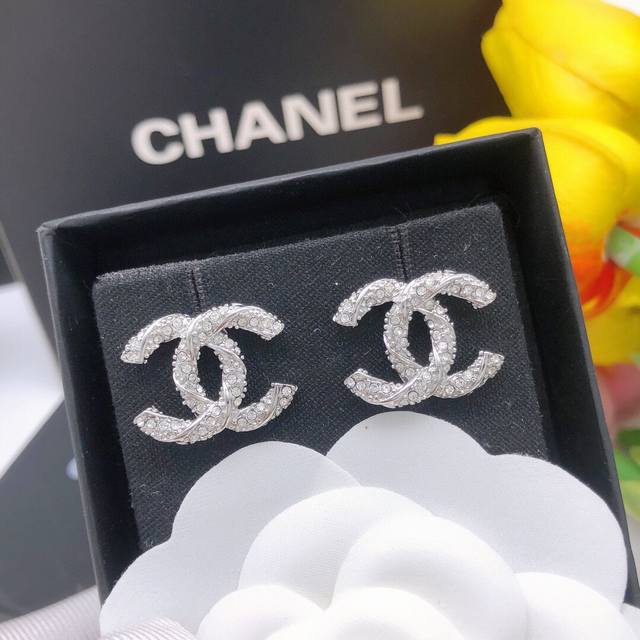 编号Xed0088 Chanel 小香镶钻银色双C耳钉麻花迷你日常百搭 最最经典没有之一 人手必备绝对必须拥有的一对耳钉 超级无敌百搭 精选原版一致材质搭配纯银