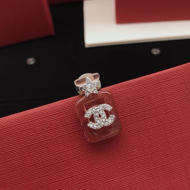 编号Xxz0234 Ch*Nel最新款粉色香水瓶胸针 一致Zp黄铜材质