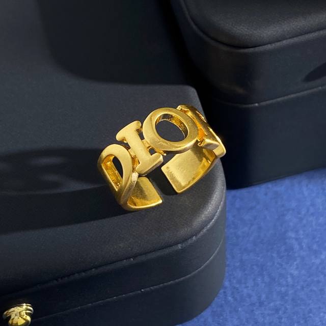 迪奥Dior欧美简约光面复古金属镂空Dior英文字母开口戒指 黄铜材料 古铜色 重约5.3G 戒指面宽约9.5Cm 戒指最宽处测量