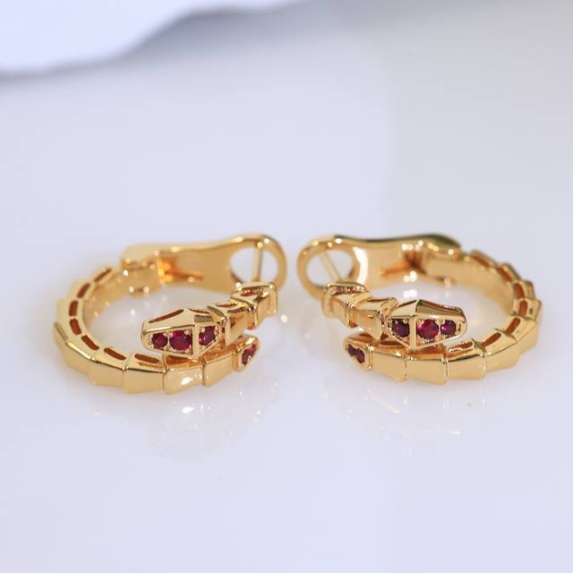 粉钻宝格丽耳钉 纯银耳针+亚金材质。带Logo 电镀18K。蛇耳钉 饰以密镶钻石 蛇作为性感与美丽的象征 这种图腾可追溯到古希腊和罗马神话 象征智慧 活力与魅力