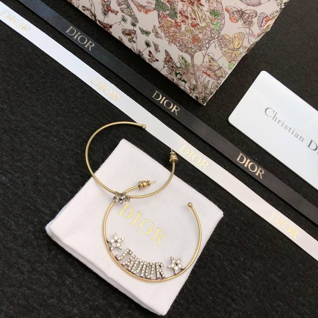 dior 迪奥 专柜Cd 耳钉 Dior 今年流行在色调柔融合手工雕刻的复古金属营造一种神秘的文艺范儿，Get到你也是讨人喜欢的小仙女！