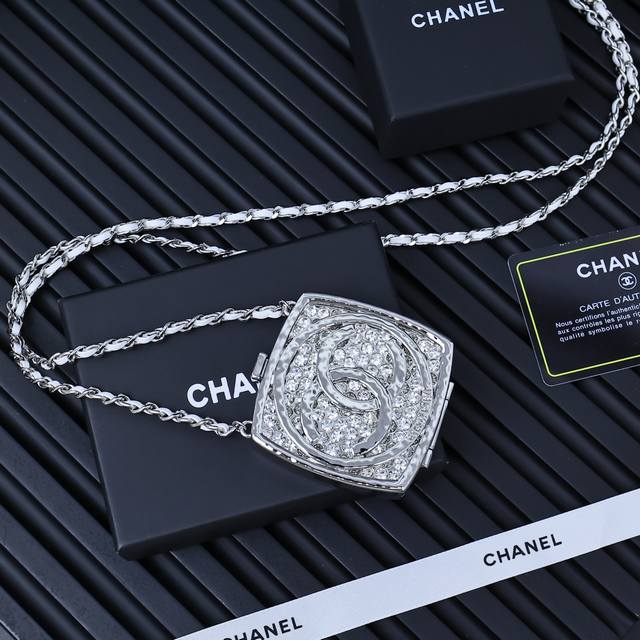 chanel 25早春系列钻石粉饼包闪闪惹人爱 圣诞限定香奈儿钻石粉饼包好闪惹人爱绝了 闪亮时尚魅力无穷实物真的比秀图看着美太多了钻石色彩和细节都很好地展示出来