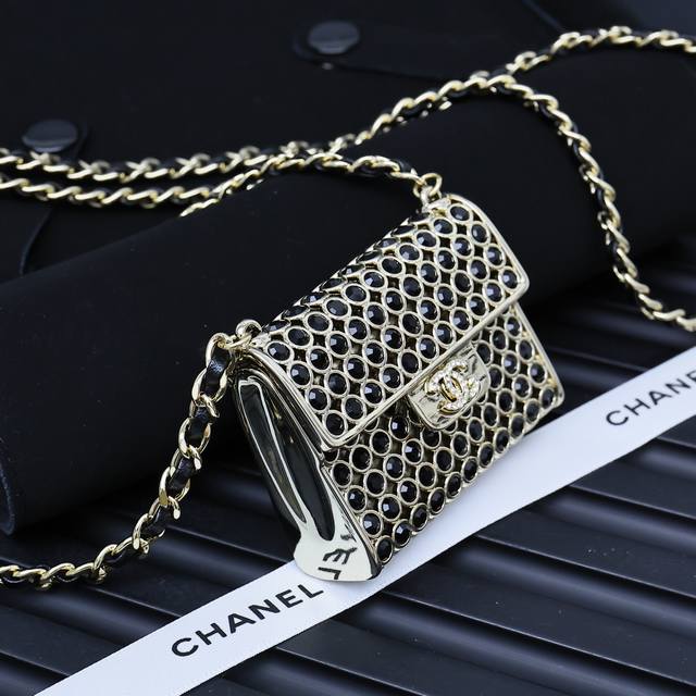 chanel 满钻金属斜挎美丽小废包， 妥妥的吸睛，让人移不开视线 经典黑金配色
