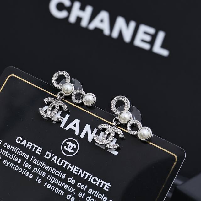 chanel25S秀款Coco吊双C字母耳环 太香了，灵动又可爱，日常百搭不出错 金色温柔，银色清冷感拿捏