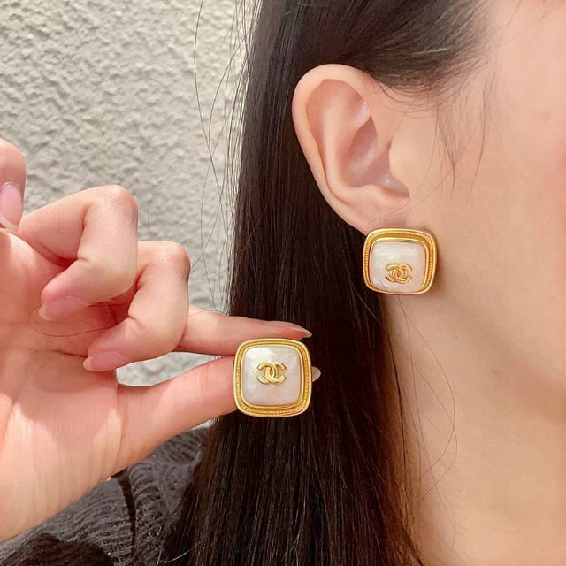香奈儿经典双C耳钉