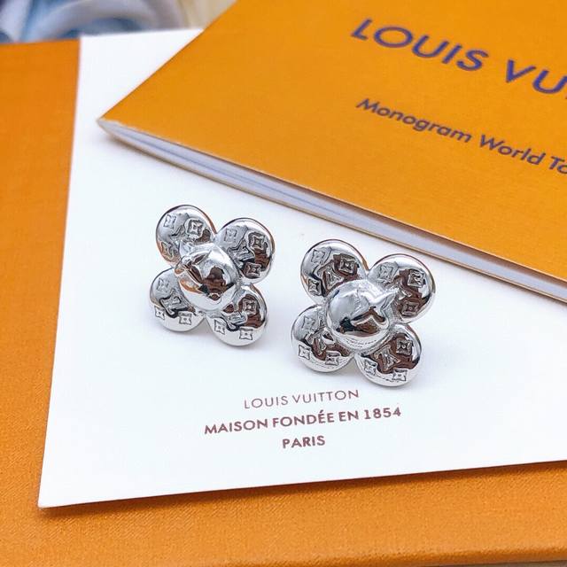 编号Led0110 Lv*最新款花朵耳钉银色 一致Zp黄铜材质