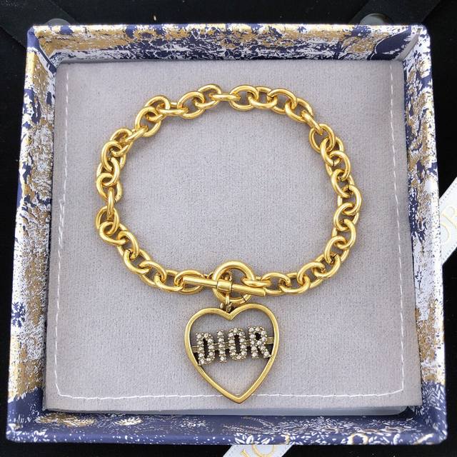 编号Dsl0056 迪奥Dior 原单新品 爱心星星吊坠微镶钻手链高端品质，专柜1:1开模，专柜原版同黄铜材质！高级925银针防过敏处理，Cnc工艺，细节无可挑