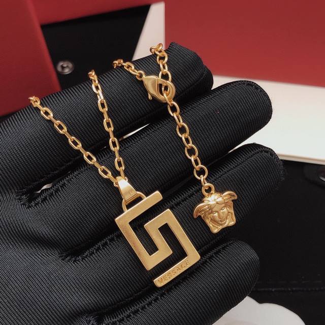 编号Fsxl0002 范思哲项链金色镶钻