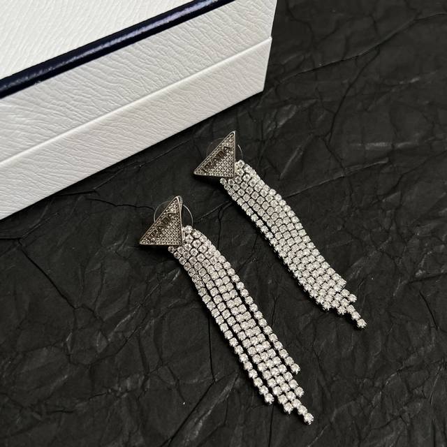 prada 普拉达 三角形 耳环 爆款新品 精致耐看 华丽登场，整体细节非常令人惊喜，典雅而时尚，突显法式高雅气息。