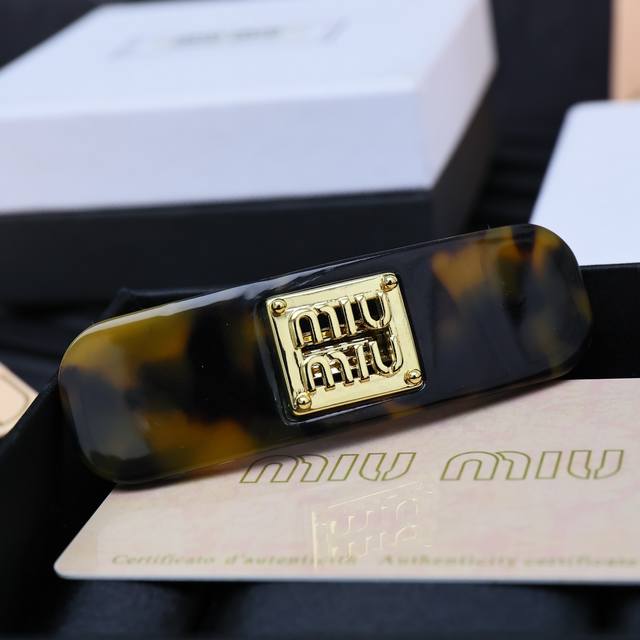 miumiu玳瑁色亚克力发夹 富家千金 优雅大小姐即视感 复古百搭夹后脑勺太有氛围感咯 Get到了配色真心太美啦 质感也很好