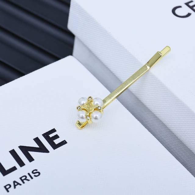 celine赛琳凯旋门珍珠花朵小发夹 时尚简约，又很有创意的设计，非常的柔美，落落大方施华洛珍珠+水钻，非常的有质感 很那种复古港风味道，一股中古风 Vinta