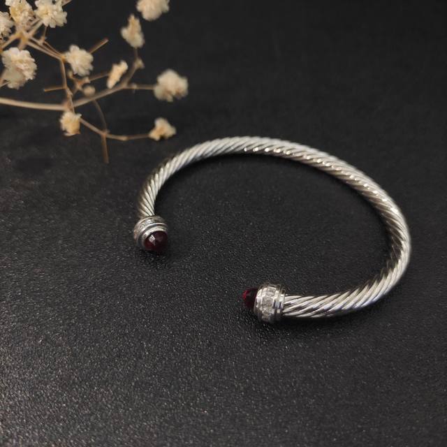 david Yurman 5Mm镶嵌石红钻头手镯。建议适合佩戴的手围15-20Cm 编号Dysz-052