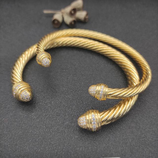 david Yurman 金色带钻半边钻手镯。5Mm、7Mm两款。 建议适合佩戴的手围15-20Cm、5Mm 、7Mm 编号Dysz-109