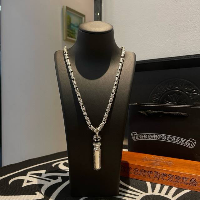 新款 专柜品质 Chrome Hearts克罗心 经典复古竹节项链 克罗心圆柱吊坠 凹凸造型不同的花纹设计风格 呈现出与众不同 十字架 童军花是克罗心的志 所以