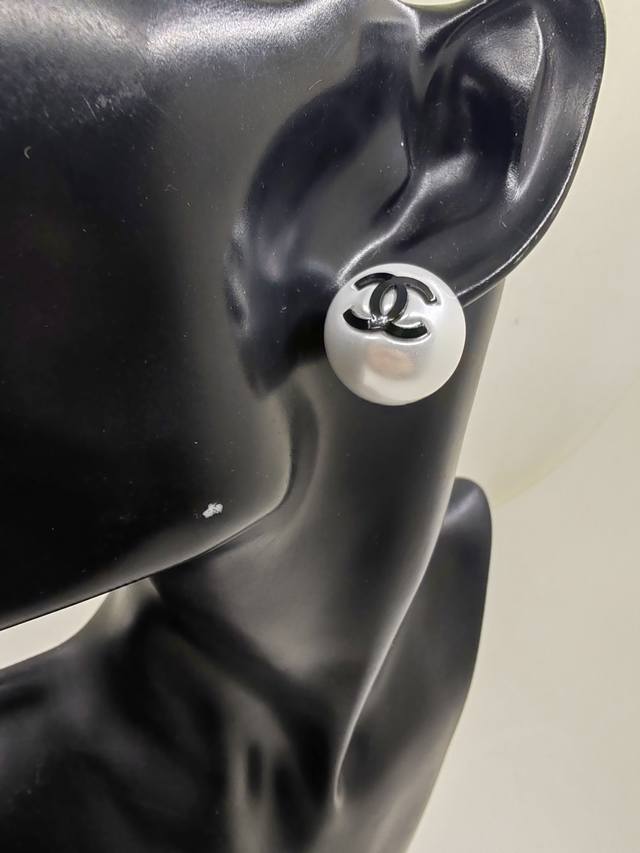 ch*Nel 最新款黑Cc半球耳钉 一致Zp黄铜材质