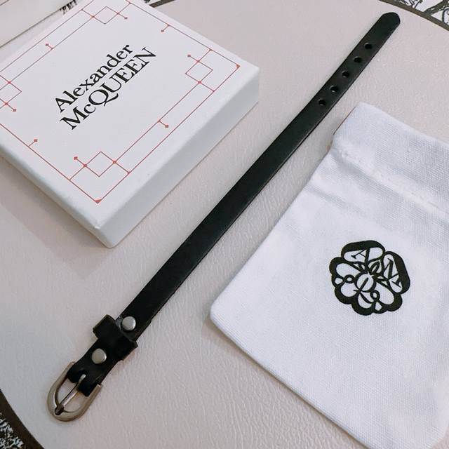 原单货新款Alexander Mcqueen 亚历山大 麦昆 手链 专柜一致原版定制 骨子里那种叛逆浮夸朋克可内心又向往着美好的焦虑，对美的另一种诠释 男士火爆