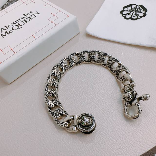 原单货新款Alexander Mcqueen 亚历山大 麦昆 手链 专柜一致原版定制 骨子里那种叛逆浮夸朋克可内心又向往着美好的焦虑，对美的另一种诠释 男士火爆