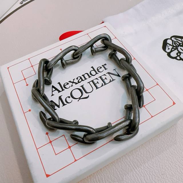 原单货新款Alexander Mcqueen 亚历山大 麦昆 手链 专柜一致原版定制 骨子里那种叛逆浮夸朋克可内心又向往着美好的焦虑，对美的另一种诠释 男士火爆