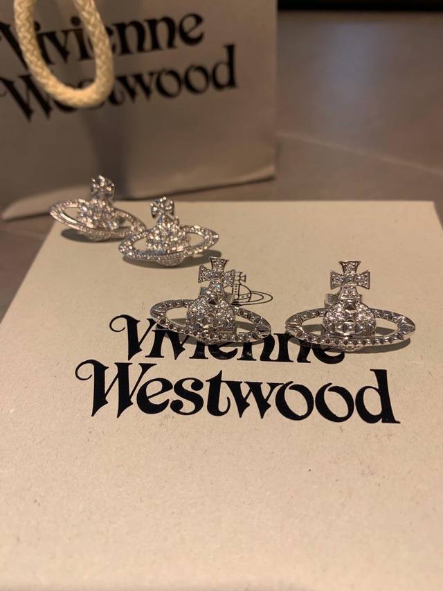 西太后土星镶钻耳钉 Vivienne Westwood英国时装设计师，时装的朋克之母！时尚潮流风格，品质强大，超美的设计！简约大气刺绣Logo精致这个款不用担心