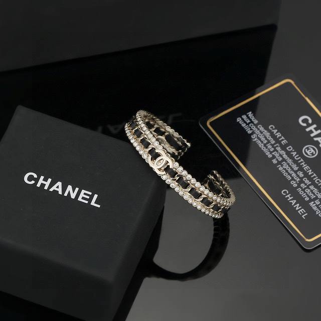 小香 Ch Nel 新款黑皮手镯 黑皮加钻设计搭配品 牌标志与各式图案组成、纹路清晰精致！ 使得这款手镯摩登感十足，辨识度极高，让整体拥有重点的造型感，上手超好