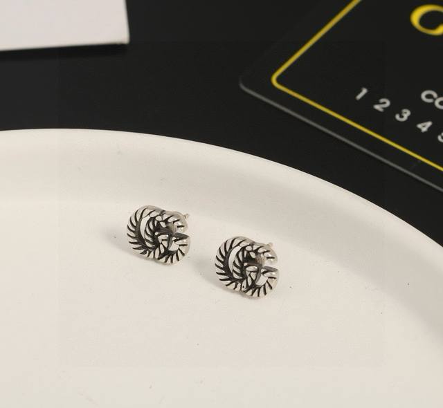 gucci古驰 复古G字做旧新款热卖款耳钉 源自于70年代的经典设计麻花刻画图案 与专柜一致材质做旧效果