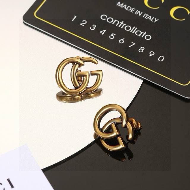 gucci 古驰 耳钉 高端 打造 美到哭，因为是限量版，你根本无法在店内看到现货，现货一到真的Bling 这一组简直不要太震撼不要太完美，赞呆了