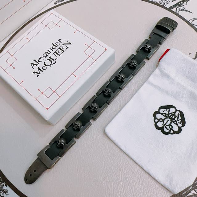 原单货新款Alexander Mcqueen 亚历山大 麦昆 手链 专柜一致原版定制 骨子里那种叛逆浮夸朋克可内心又向往着美好的焦虑，对美的另一种诠释 男士火爆