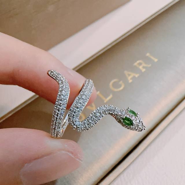 宝格丽戒指V金材质。Bvlgari宝格丽 Divas‘ Dream 系列 品相完美，细节无敌，那种独特的色泽完全无可挑剔，再缀以经典指环外形设计，简约之余却又优