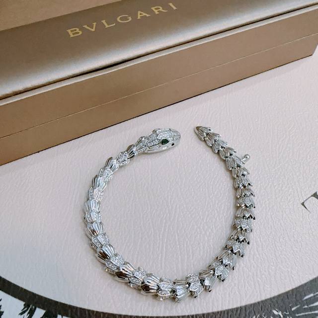 宝格丽手链V金材质。Bvlgari宝格丽 Divas‘ Dream 系列 品相完美，细节无敌，那种独特的色泽完全无可挑剔，再缀以经典指环外形设计，简约之余却又优