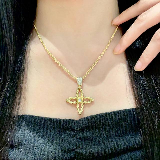louis Vuitton 路易威登 设计独特 用Lv经典之作图形理念 好看♀项链 超级无敌爆赞 随意搭配都是非常百搭 高品质 黄铜材质.