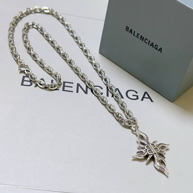 原单货新品 巴黎世家项链 Balenciaga 新款项链专柜一致 细节做工精细 每个细节流程到位 设计工艺精细 火爆款出货 设计独特 复古风格 巴黎世家项链