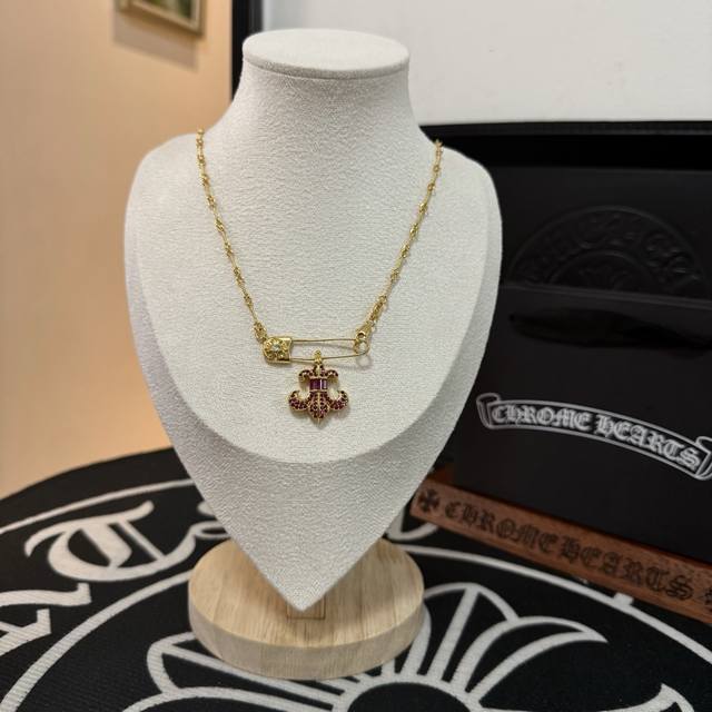 新款 专柜品质 Chrome Hearts克罗心22K金色粉钻童军花别针项链 ，凹凸造型不同的花纹设计风格 呈现出与众不同 十字架 童军花是克罗心的志 所以更经
