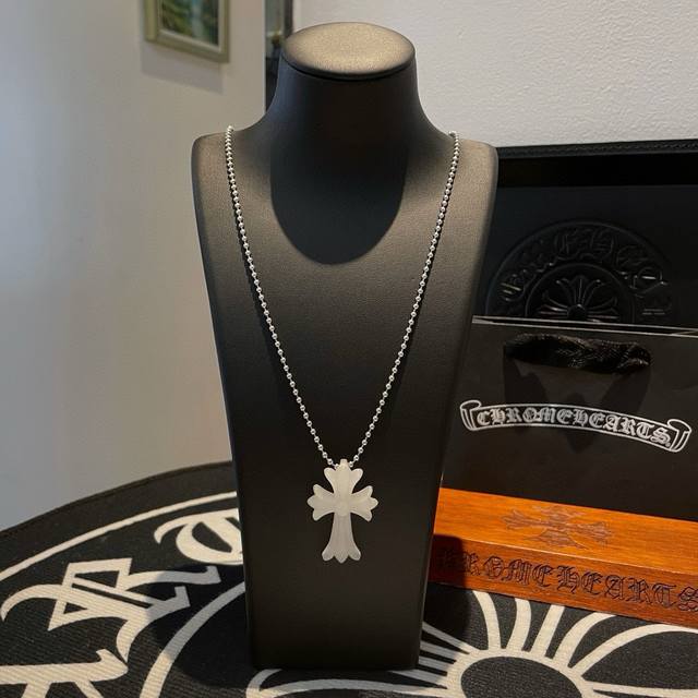 新款Chrome Hearts 克罗心十字架树脂圆珠项链，精致专柜工艺，品质保证，男女同款，多种风格搭配，叠戴也很好看，这不仅仅是一条项链，更是你展现个性与品味