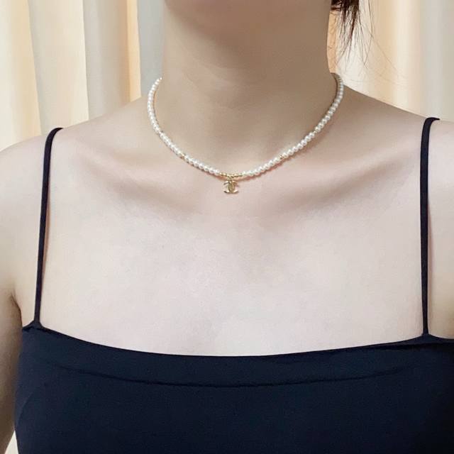香奈儿Chanel最新款双C字母吊坠珍珠项链超个性，百搭款特别特别赞，整体细节非常令人惊喜，设计感十足，不仅带出个人自信及品味，款式典雅而时尚，突显法式高雅气息