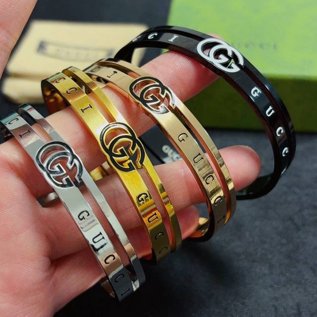 新款古驰Gucci双G碳黑、玫瑰金、黄金色、银色大号男士手镯超重工Bling Bling，颜色搭配得非常好高级感 气质高端 14K精钢材质不过敏不褪色。男款一比