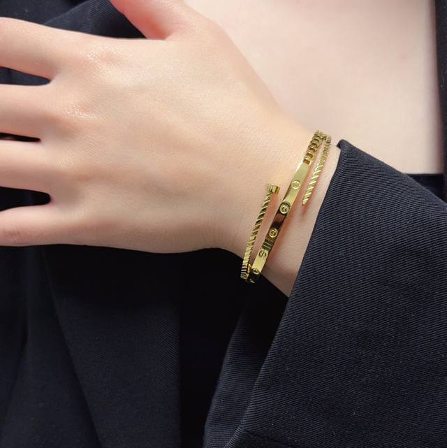 cartier 卡地亚官网最新发布 火爆钉子手镯进口精工保色18K高端定制顶级工艺 专柜Logo刻字清晰 360度无死角！全新的窄版设计 更显精致～如此美物 你
