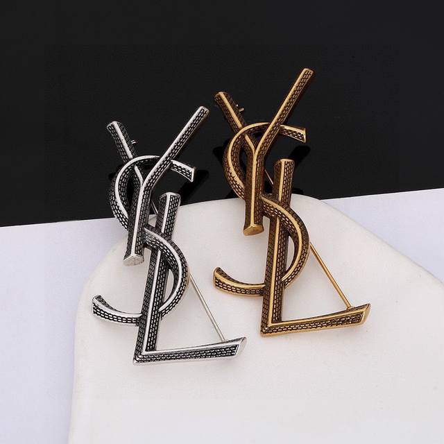 圣罗兰Ysl 胸针 经典奢侈 时尚百搭 犹如酒会礼服一般，绚烂多姿。经典 最具个性魅力象征永远的不变的情怀，代表着经典和永恒 ！秉承圣罗兰的传统 特别的闪~胸针