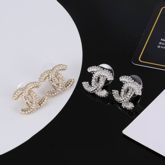 chanel 香奈儿 经典款 Zp代购品质 原版材质 非常时尚的一款耳钉 俏皮可爱活力满满 S925银针 色彩搭配很靓丽 不会显得过于压抑 佩戴效果美的很 耳钉